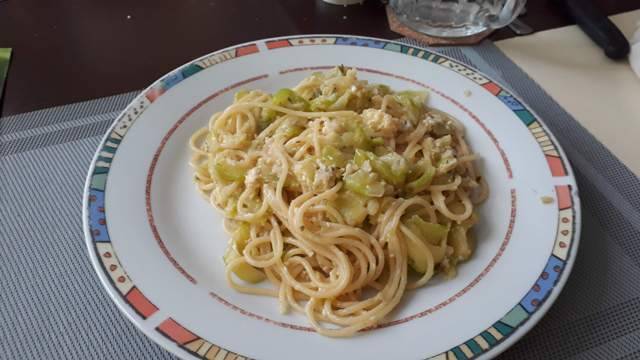 Spaghetti mit Ei und Zucchini