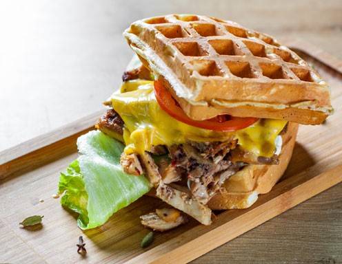 Waffel-Burger mit Huhn