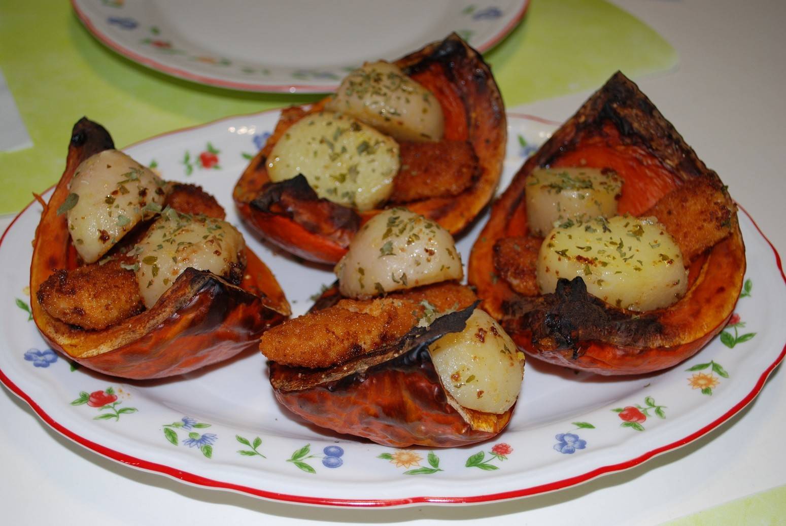 Gebackener Kürbis mit Fischstäbchen und Petersilkartoffeln