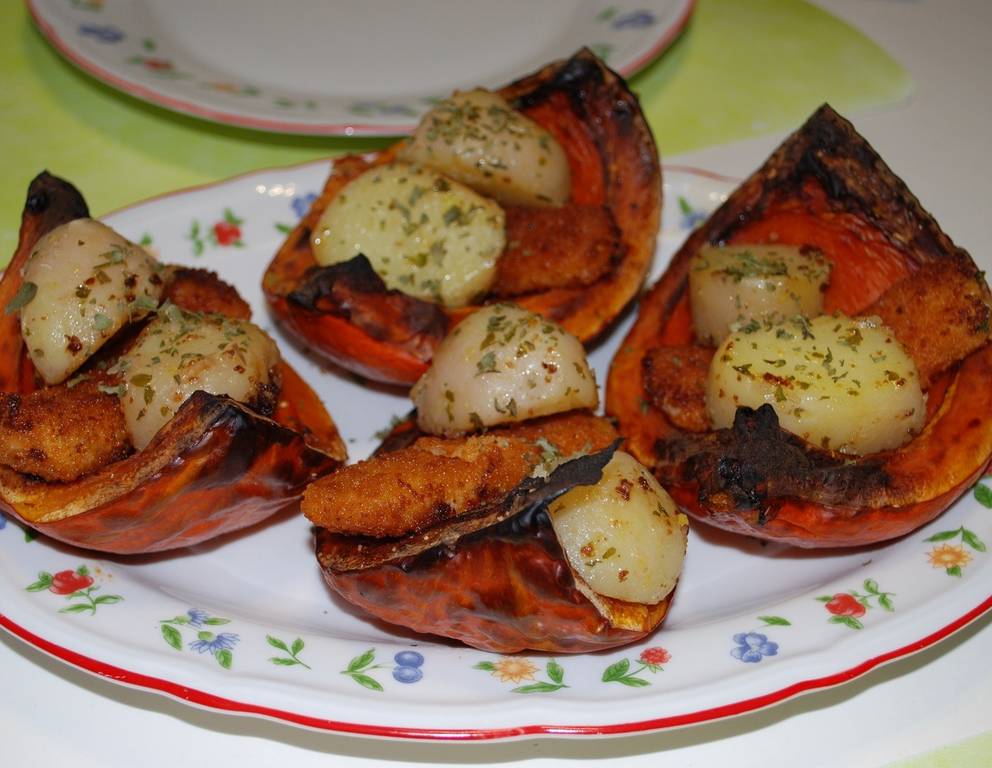 Gebackener Kürbis mit Fischstäbchen und Petersilkartoffeln Gebackener Kürbis mit Fischstäbchen und Petersilkartoffeln