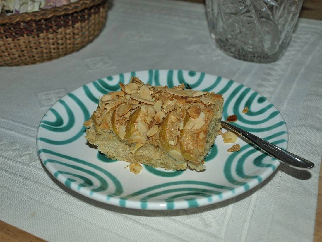 Apfelkuchen mit Buchweizenmehl und Mandelblättchen