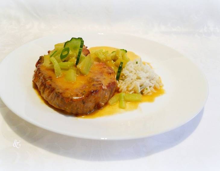 Steaks mit Gurkengemüse Steaks mit Gurkengemüse