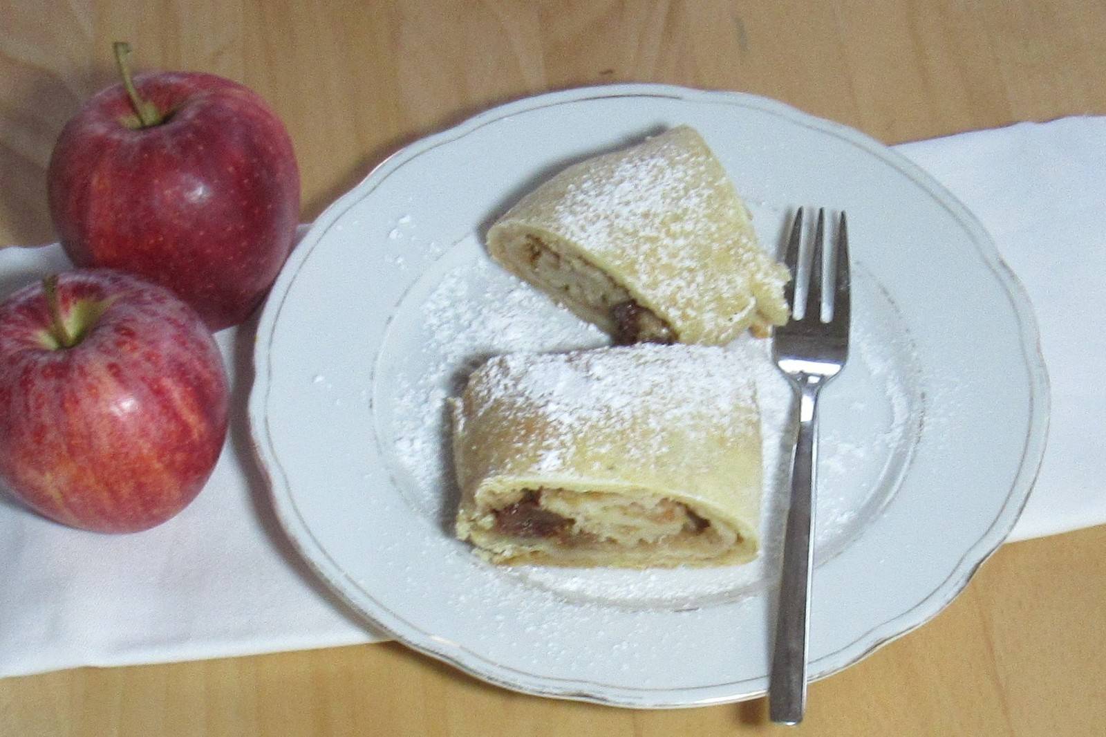 Apfelstrudel mit Haselnüssen