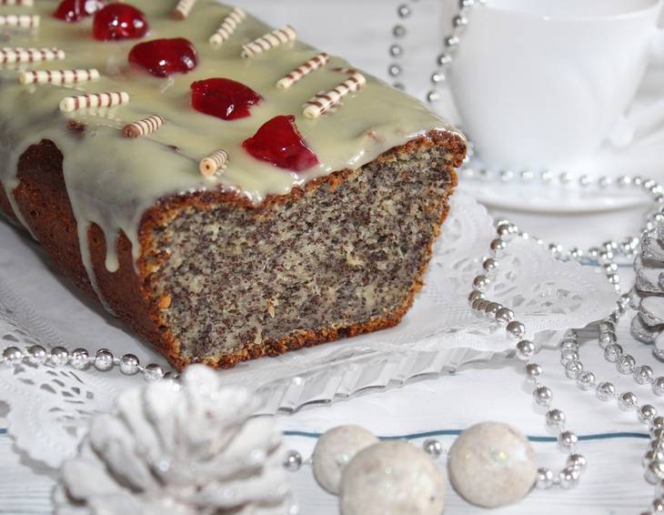 Saftiger Joghurt-Mohn-Becherkuchen mit weißer Schokoglasur Saftiger Joghurt-Mohn-Becherkuchen mit weißer Schokoglasur