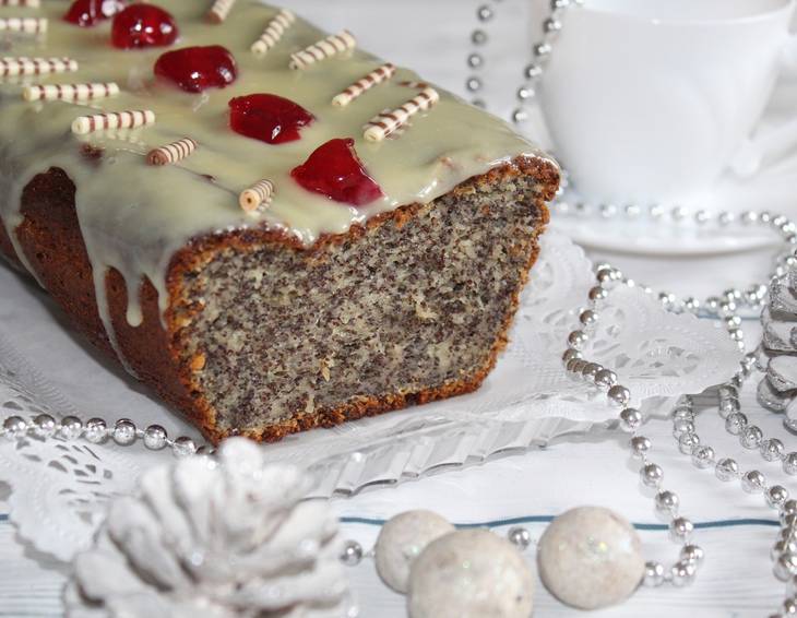 Saftiger Joghurt-Mohn-Becherkuchen mit weißer Schokoglasur