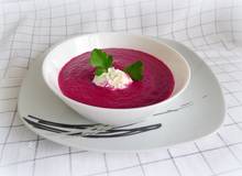 Rote Rübensuppe mit Rahm (Borschtsch) Rote Rübensuppe mit Rahm (Borschtsch)