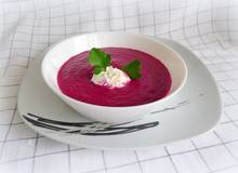 Rote Rübensuppe mit Rahm (Borschtsch)