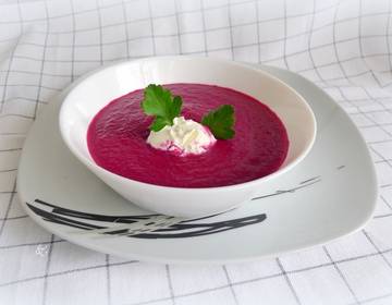 Rote Rübensuppe mit Rahm (Borschtsch)