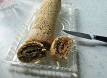 Biskuitroulade mit Haselnuss- und Kürbiskernmehl Biskuitroulade mit Haselnuss- und Kürbiskernmehl