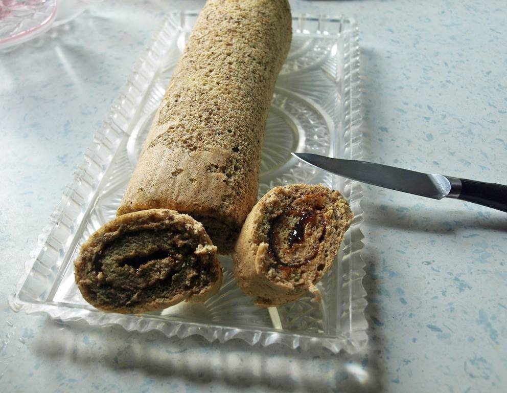 Biskuitroulade mit Haselnuss- und Kürbiskernmehl Biskuitroulade mit Haselnuss- und Kürbiskernmehl
