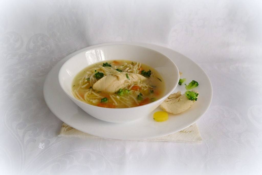 Hühnersuppe mit Nudeln Rezept - ichkoche.ch