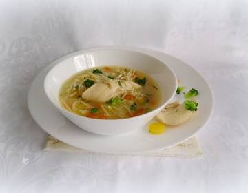 Hühnersuppe mit Nudeln Hühnersuppe mit Nudeln