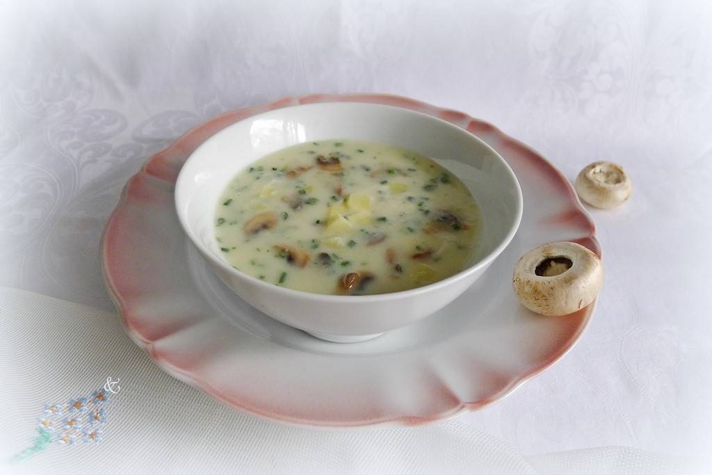 Champignonsuppe mit Kartoffeln und Speck Rezept - ichkoche.de