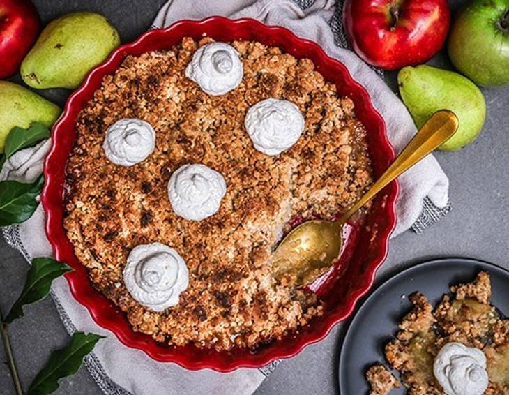 Apfel-Birnen Crumble mit Vanilleschaum