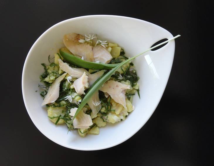 Kartoffel-Bärlauch-Salat mit Forellenfilets Kartoffel-Bärlauch-Salat mit Forellenfilets