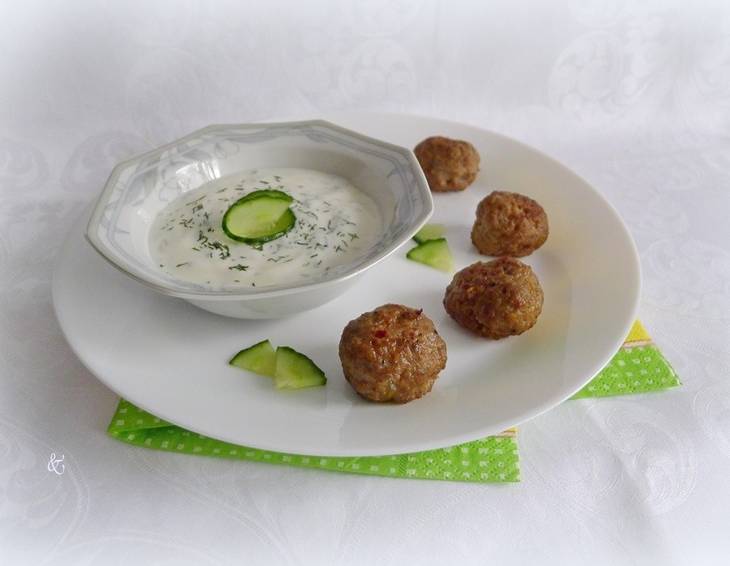 Fleischlaibchen auf kalter Gurkensauce Fleischlaibchen auf kalter Gurkensauce