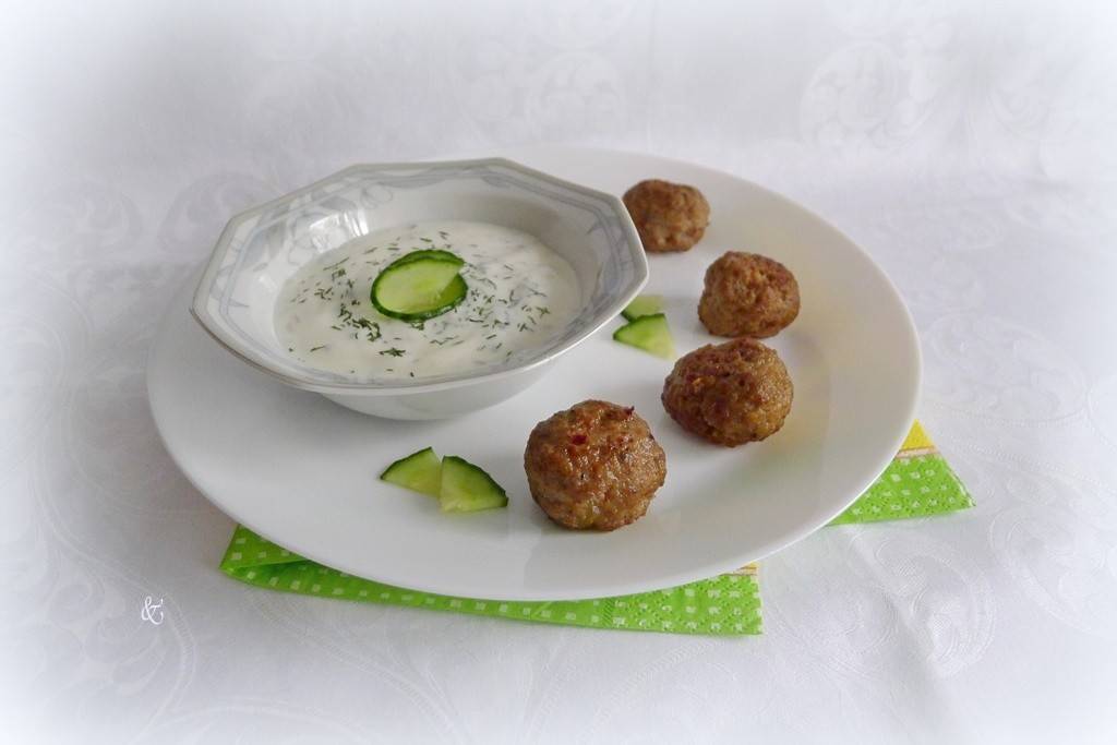 Fleischlaibchen auf kalter Gurkensauce Rezept - ichkoche.ch Fleischlaibchen auf kalter Gurkensauce Rezept - ichkoche.ch