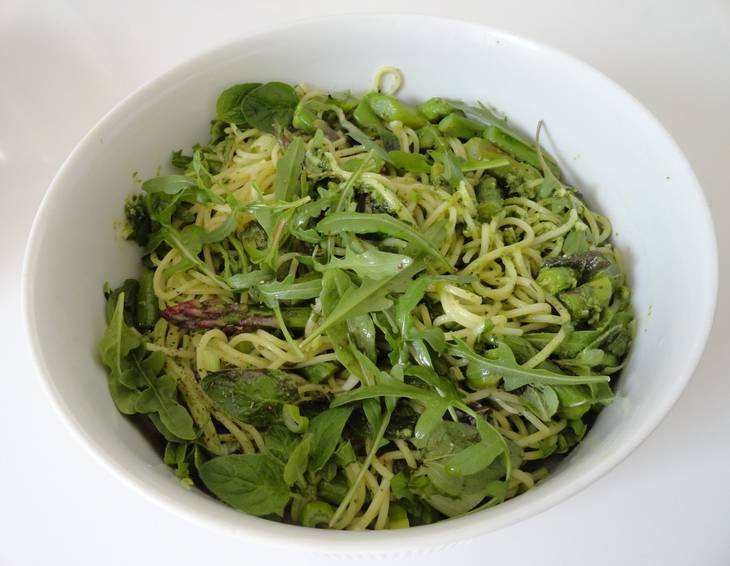 Spaghetti mit Spargelpesto und Ruccola