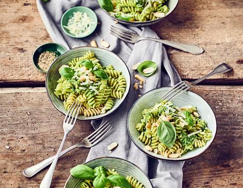 Pasta mit Basilikum-Erdnuss-Pesto