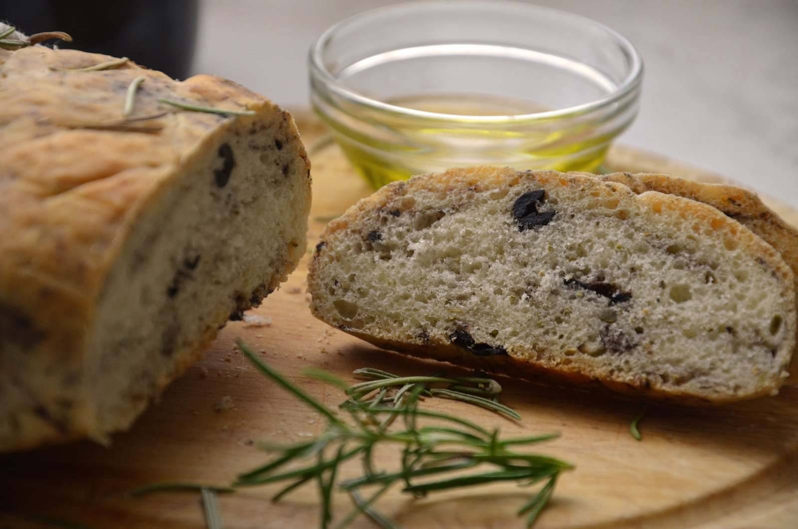 Mediterranes Oliven-Rosmarinbrot Rezept - ichkoche.de Mediterranes Oliven-Rosmarinbrot Rezept - ichkoche.de