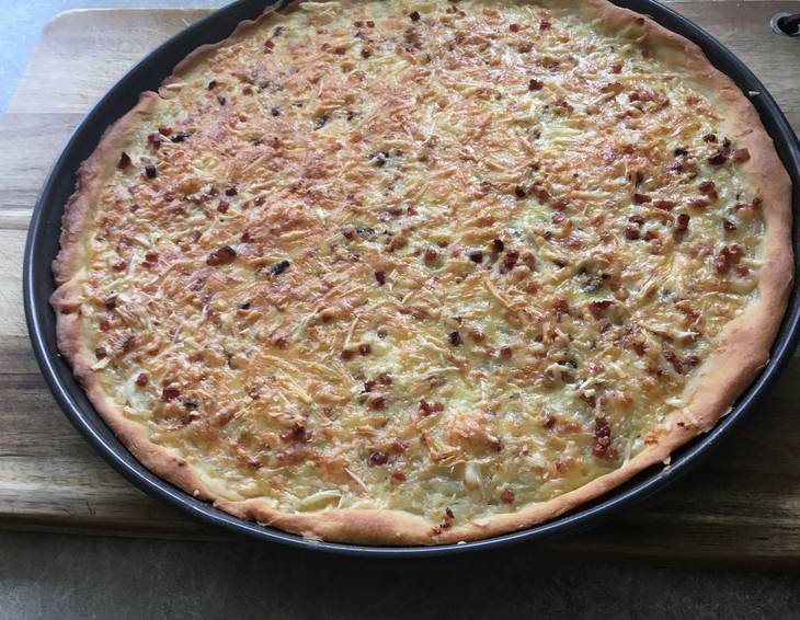 Zwiebelkuchen mit Speck und Käse