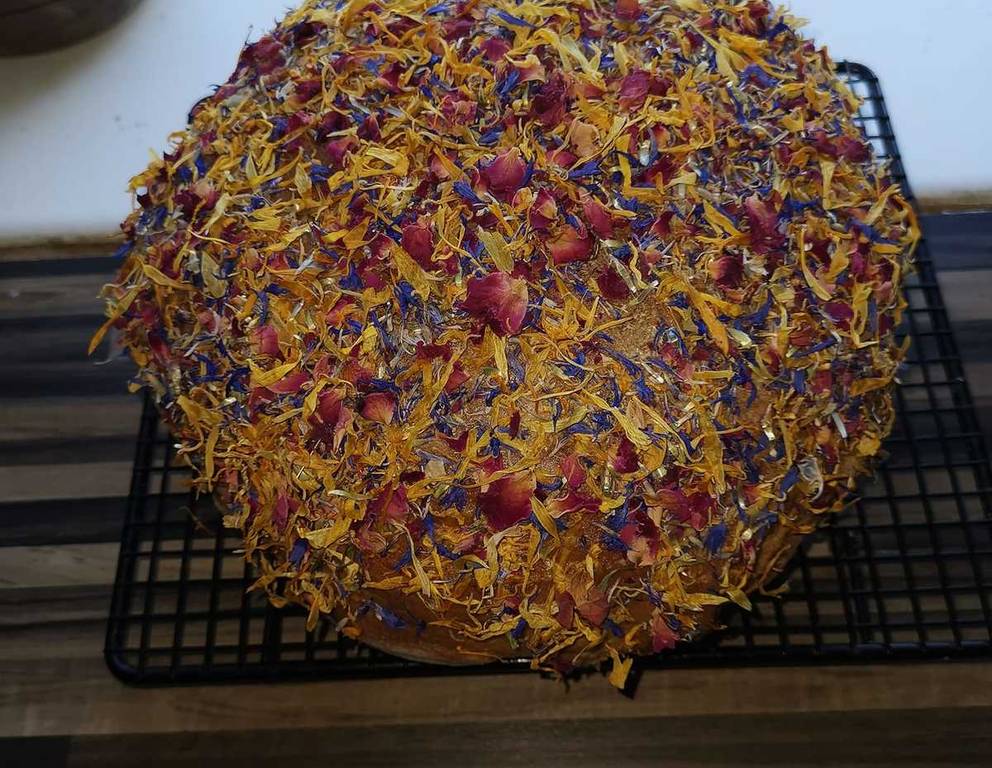 Buttermilchbrot mit Sommerblüten Buttermilchbrot mit Sommerblüten