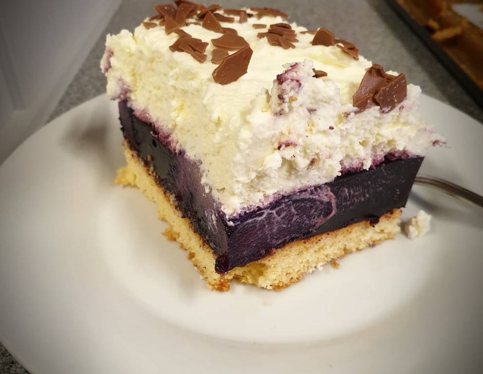 Birnen-Holunderpudding-Schnitte mit Schlagoberstopping Birnen-Holunderpudding-Schnitte mit Schlagoberstopping