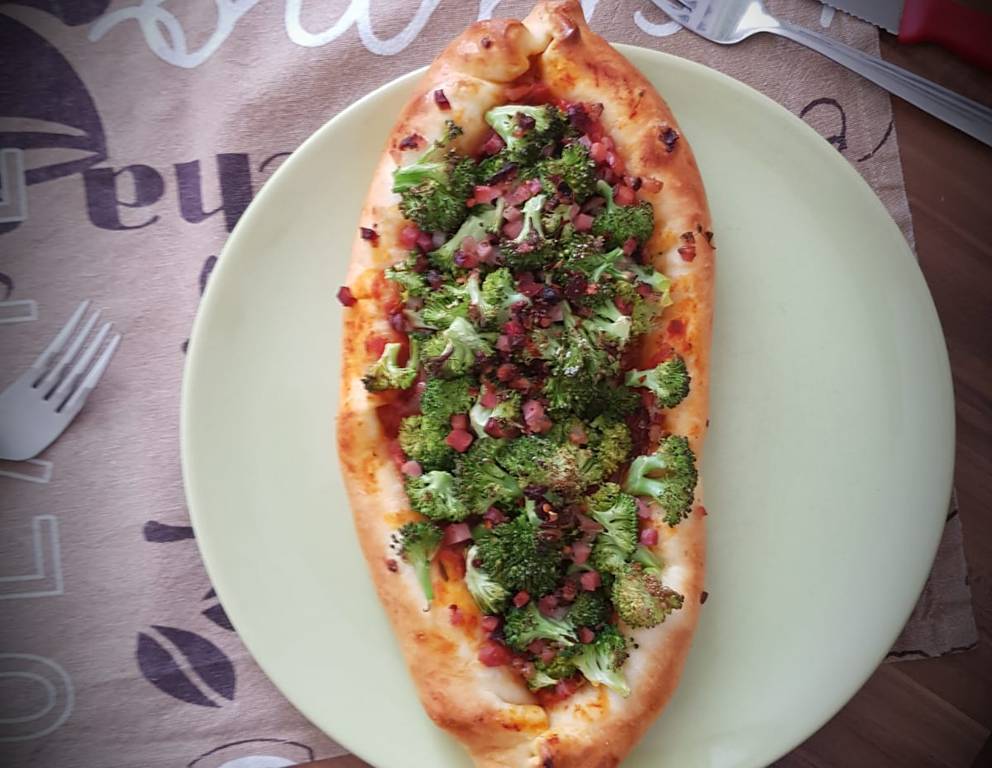 Pizzaschiffe mit Brokkoli und Speck Pizzaschiffe mit Brokkoli und Speck