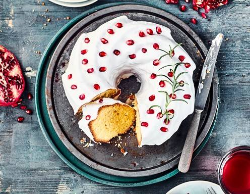 Zitronen-Rosmarin-Kuchen mit Granatapfel