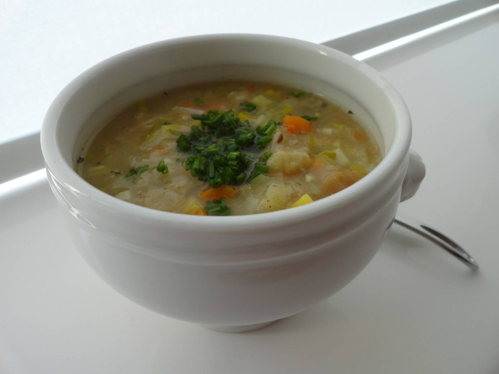 Brotsuppe mit Frühlingsgemüse