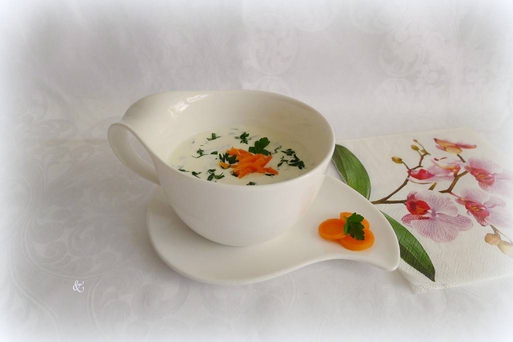 Kalte Joghurtsuppe mit Kräutern