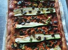 Flammkuchen mit Zucchini Flammkuchen mit Zucchini