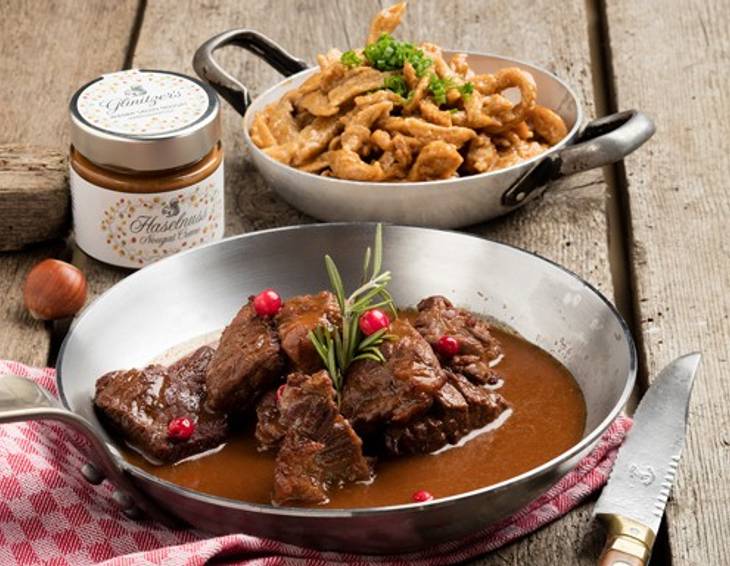 Hirschragout mit Haselnuss-Nougat Nockerl Hirschragout mit Haselnuss-Nougat Nockerl