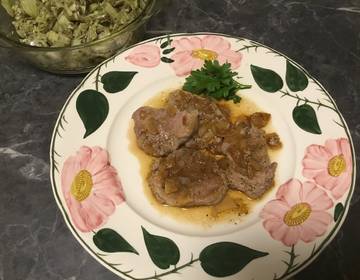 Schweinsmedaillons mit Zwiebelsauce Schweinsmedaillons mit Zwiebelsauce