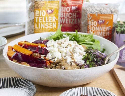 Bowl mit Buchweizen, herbstlichem Ofengemüse und Feta