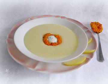 Apfelcremesuppe mit Karottenstroh Apfelcremesuppe mit Karottenstroh