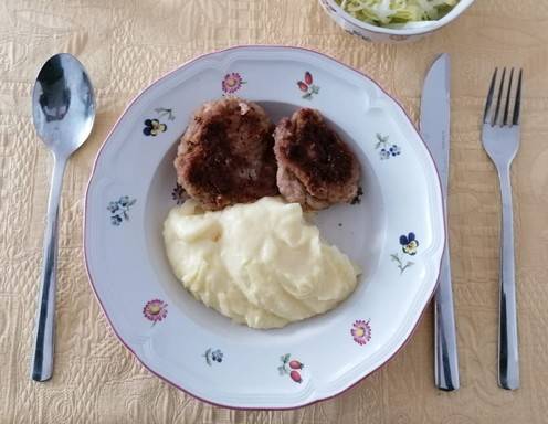 Faschierte Laibchen mit Kartoffelpüree