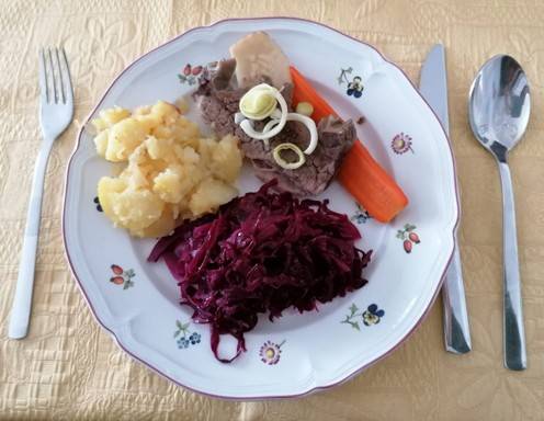 Rindfleisch mit Rotkraut und Rösterdäpfel