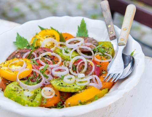 Bunter Tomatensalat mit Liebstöckl und Hanf