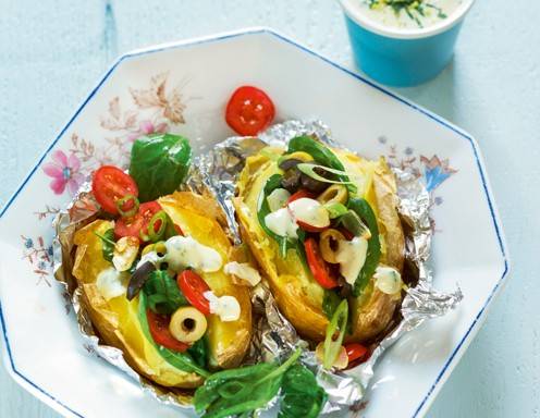 Folienkartoffeln mit Spinat Tomaten Oliven