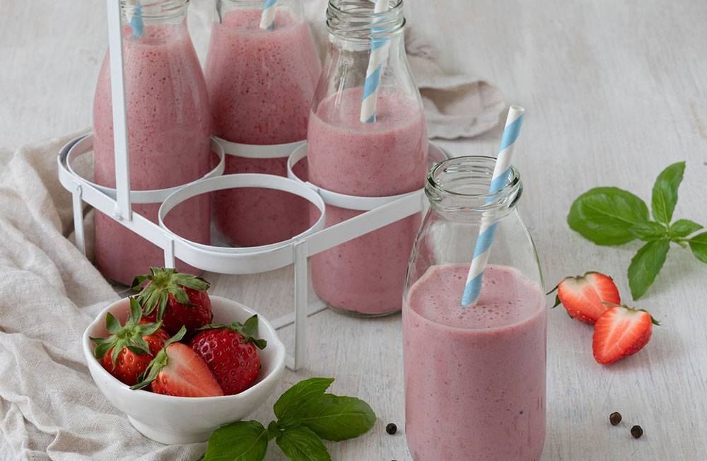 Erdbeersmoothie mit Basilikum und schwarzem Pfeffer Rezept - ichkoche.de Erdbeersmoothie mit Basilikum und schwarzem Pfeffer Rezept - ichkoche.de