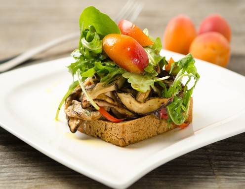 Image/Video:	 Rucola-Salat mit gebratenen Pilzen und Marillen