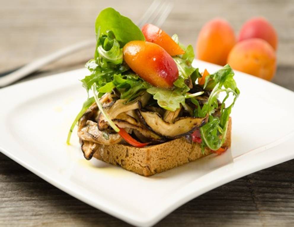 Rucola-Salat mit gebratenen Pilzen und Marillen Rucola-Salat mit gebratenen Pilzen und Marillen