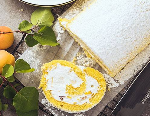 Sommerliche Biskuitroulade Rezept