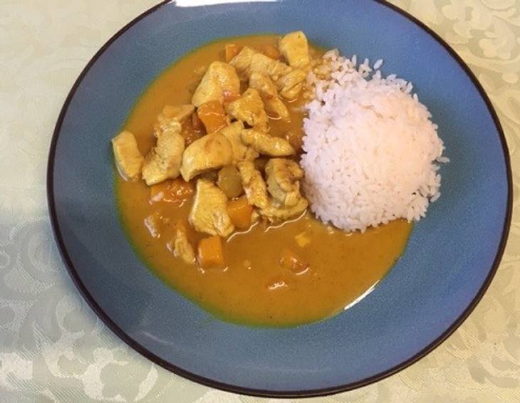 Hühnergeschnetzeltes mit Mango in Currysauce Hühnergeschnetzeltes mit Mango in Currysauce