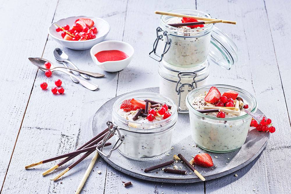 Festliche weiße Mousse au chocolate mit Beeren