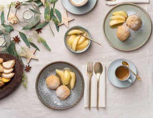 Vanille-Topfenknödel mit eingekochten Cardamom-Birnen