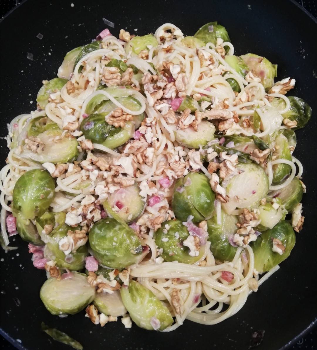 Pasta mit Rosenkohl und Nüssen