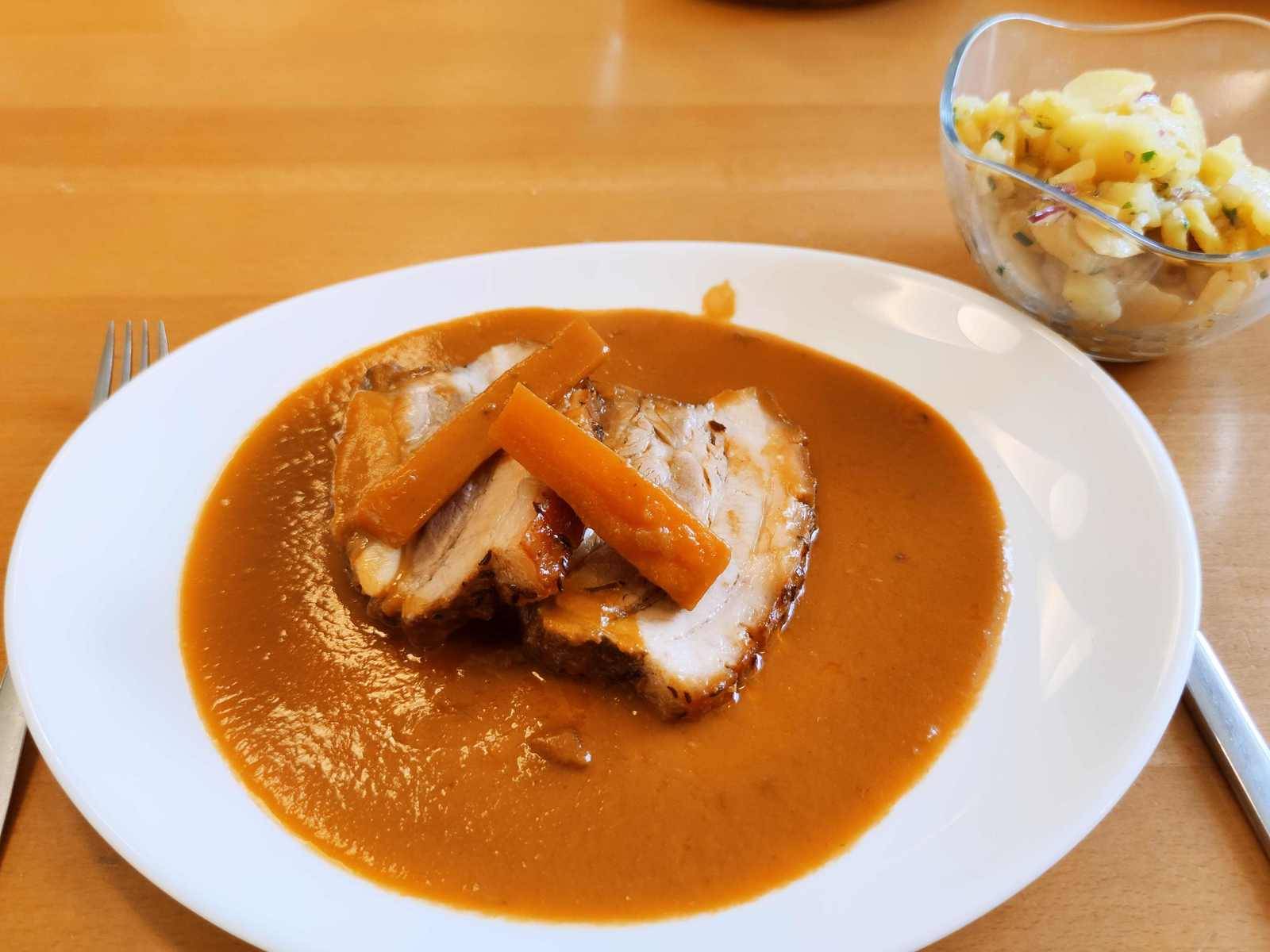 Schweinsbraten mit dunkler Sauce