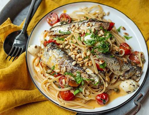 Pasta mit Tomaten Mozzarella und Nuri Sardinen Rezept